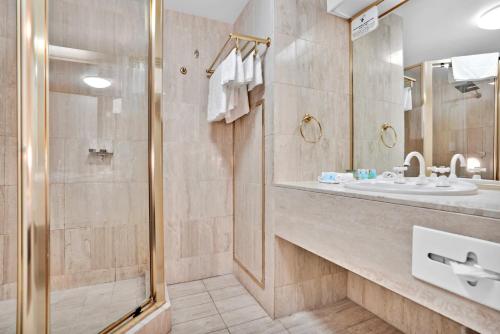 a bathroom with a sink and a shower at Carlton Lygon Lodge - Close to Melbourne Uni in Melbourne
