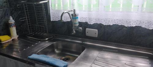 a sink with a faucet in a kitchen at Casa Temporada em Embu das Artes in Embu