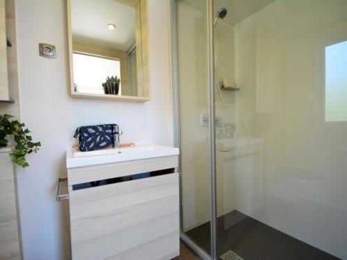 een badkamer met een wastafel en een douche bij Mobil-Home Jullouville, 4 pièces, 6 personnes - FR-1-361A-51 in Jullouville-les-Pins