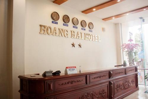 una camera con reception e orologi appesi al muro di Hoàng Hải 2 Hotel a Ninh Binh