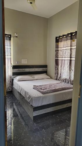 1 dormitorio con 1 cama grande en una habitación en Leo home stay en Hampi