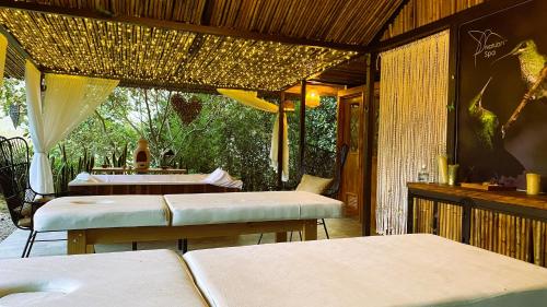 un restaurant avec deux tables et des chaises et une terrasse dans l'établissement Natubri Ecohotel Habitacion VIP, à San Francisco