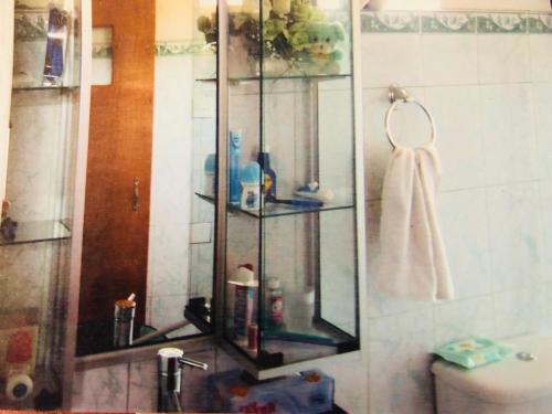baño con ducha y lavabo con toalla en S and P apartments, en Negombo