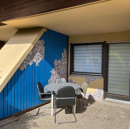 Habitación con mesa y sillas frente a una pared en Mira, en Gernsbach