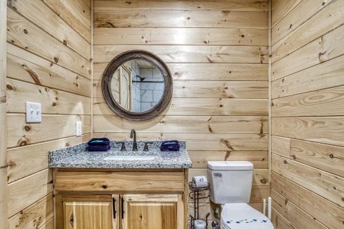 ein Badezimmer mit Toilette und Waschbecken in der Unterkunft Kitt's Cottage, Pickleball Court, Creek, WIFI, Mountain Views, Starting at 79" in Cosby