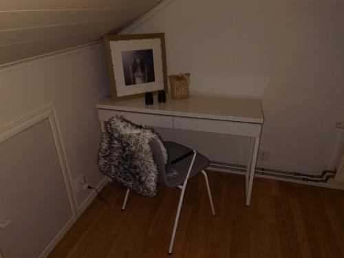 a desk in a room with a chair and a picture at Molgans Boning in Vadstena