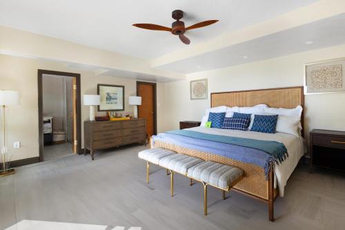Villa Kia Orana في Cruz Bay: غرفة نوم بسرير ومروحة سقف