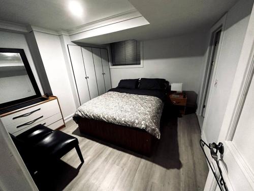 - une petite chambre avec un lit et une télévision dans l'établissement Fully furnished unit in Northyork!, à Toronto