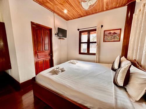 Ένα ή περισσότερα κρεβάτια σε δωμάτιο στο Rattana Guesthouse