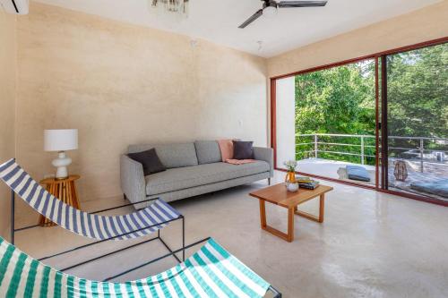 Гостиная зона в Casa Tuch. Suites independientes de diseño. Retiro de lujo, oasis de paz.
