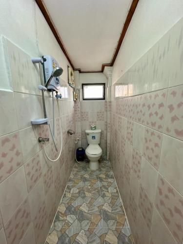 Ένα μπάνιο στο Rattana Guesthouse