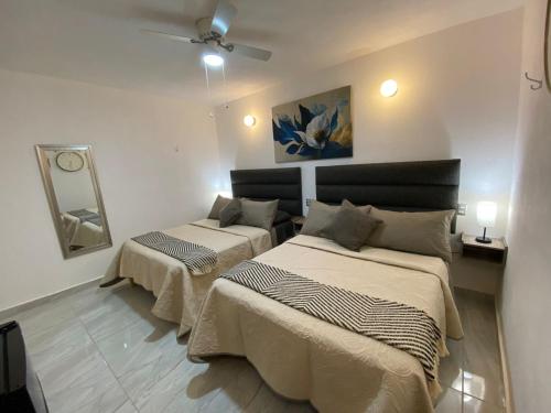 - une chambre avec 2 lits et un ventilateur de plafond dans l'établissement Hotel Posada Jardín Aguascalientes, à Aguascalientes