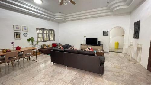 a living room with a couch and a table at บ้านเพื่อน @อุทัยธานี in Ban Don Khwang
