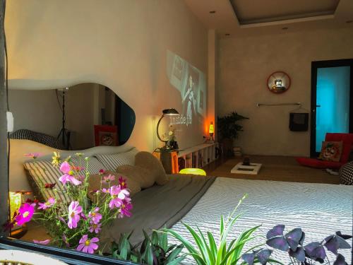 um quarto com uma cama com flores em Chơi Như Ở Nhà em Hanói