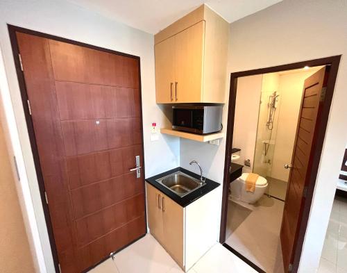 a small kitchen with a sink and a microwave at Hidayah Condotel,Ao-nang, Krabi in Ban Khlong Haeng