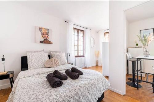 a bedroom with a bed with three pillows on it at Appartement 2 pièces 36m2, CDG Airport, Disneyland Paris, Asterix, Parc des expo, 10min gare de Chelles, Parking gratuit dans la ville in Le Pin