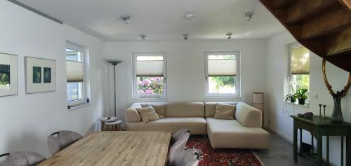 ein Wohnzimmer mit einem Sofa und einem Tisch in der Unterkunft Studio 5 Walcheren in Grijpskerke