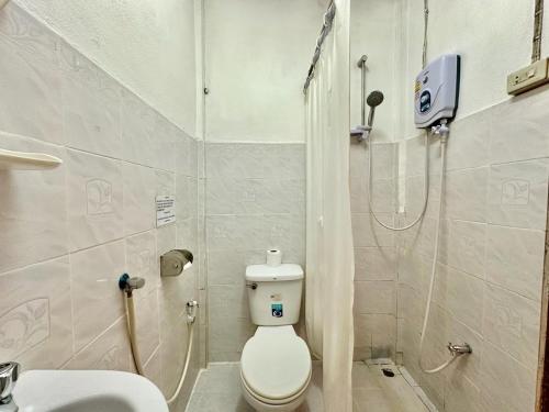 琅勃拉邦的住宿－拉丹賓館，带淋浴、卫生间和盥洗盆的浴室