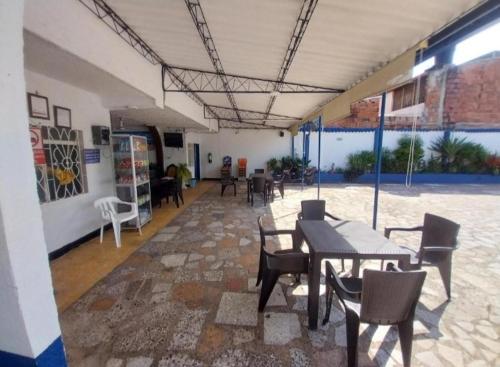 un patio con tavoli e sedie in un edificio di Hotel Guaipa melgar a Melgar