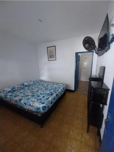 una camera con un letto nell'angolo di una stanza di Hotel Guaipa melgar a Melgar