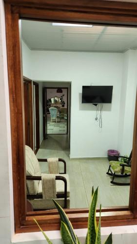 Μια τηλεόραση ή/και κέντρο ψυχαγωγίας στο Casa amplia con zonas verdes y cerca a la Basílica