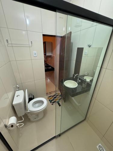 a bathroom with a toilet and a sink at Lindo apartamento coração de Picos in Picos
