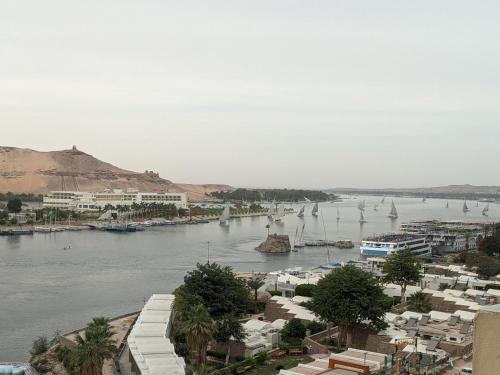 vistas a un río con veleros en el agua en TOP HOTEL en Asuán