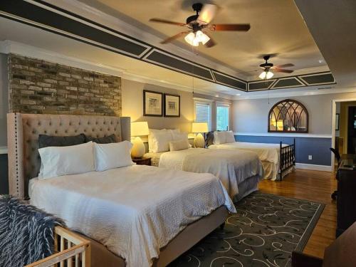 Postel nebo postele na pokoji v ubytování Sleeps16, 11-Person Swim-Spa, 75" TV 4 Movie Nights, Spacious Home, Close To Downtown, Beltline, And Walk To Restaurants, 2-Person Bathroom Jacuzzi, Ping Pong