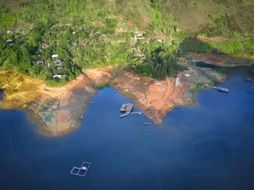un'isola in mezzo a un corpo d'acqua di Mường Trai Homestay a Sơn La