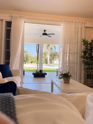 a living room with a couch and a ceiling fan at Acogedor Apartamento remodelado in Sosúa