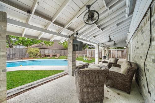 Swimmingpoolen hos eller tæt på Houston Pool Retreat WiFi Yard BBQ Games TVs