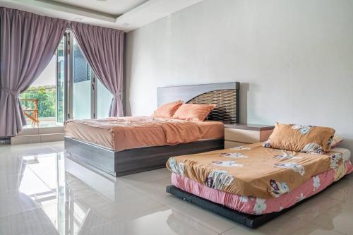 una camera da letto con due letti e una finestra di Venus.28 Melaka Homestay ad Ayer Keroh