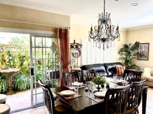 a dining room with a table and a chandelier at CASA LUX MONICA PRIME SANTA MONICA LUXURY HOME ONE-OF-A-KIND in Los Angeles