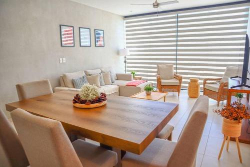 sala de estar con mesa y sofá en Exclusive accommodation with excellent location, en Mérida