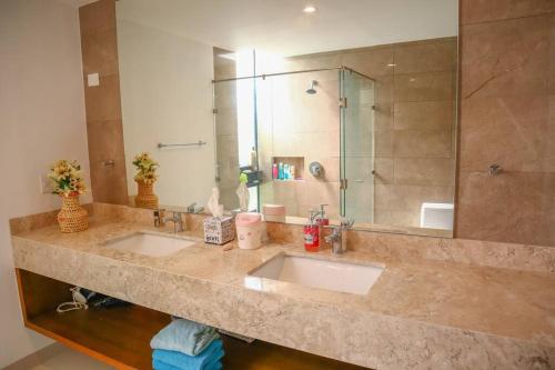baño con 2 lavabos y espejo grande en Exclusive accommodation with excellent location, en Mérida