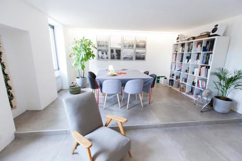 une salle à manger avec une table, des chaises et des étagères dans l'établissement Maison de village dans le Sud Luberon, à Cadenet