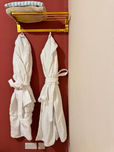 - un ensemble de serviettes suspendues sur un portant dans l'établissement شقة روز تايم, à Al-Aïn