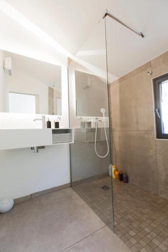 une salle de bain avec douche et lavabo dans l'établissement Maison de village dans le Sud Luberon, à Cadenet