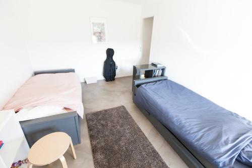 une chambre avec un lit, un bureau et une chaise dans l'établissement Maison de village dans le Sud Luberon, à Cadenet