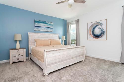 een slaapkamer met een bed en een plafondventilator bij Home away from Home with Private Pool CHG103 in Kissimmee