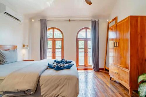 - une chambre avec un grand lit et 2 fenêtres dans l'établissement Kerasia 2 BR Villa With Private Pool NE61, à Gili Air