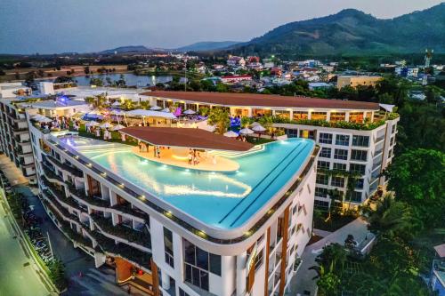 una vista aérea de un edificio con piscina en HOMA Cherngtalay Phuket en Bang Tao Beach