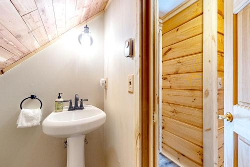 bagno con lavandino bianco e porta in legno di Little Bend Haven a Wilmington