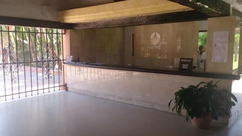 un bar dans un bâtiment avec une plante en pot dans l'établissement Los Tules Standard Hotel Room 903 - 3rd floor, à Puerto Vallarta
