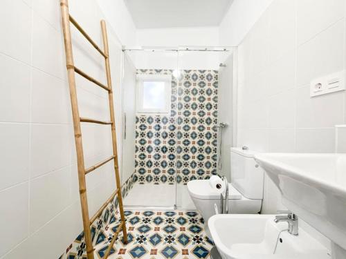 een witte badkamer met een toilet en een douche bij Casa Fiorella en Cabo de Gata. in Níjar