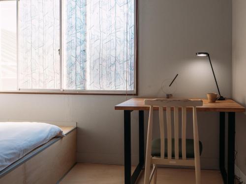 1 dormitorio con escritorio, 1 cama y ventana en Center - Vacation STAY 18175v, en Kanuma
