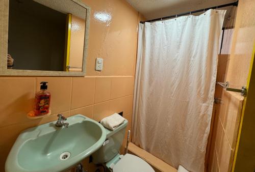 Ένα μπάνιο στο Yellow Door - 2 bedroom 1 bath