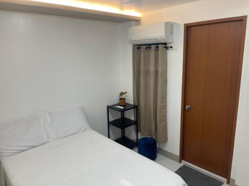 Postel nebo postele na pokoji v ubytování SHOWMECAS Alley Stay