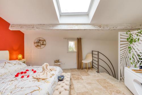 een slaapkamer met een bed met rozen erop bij Le love baroque in Lézignan-la-Cèbe