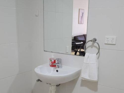 Gambar di galeri bagi Merrylands Hidden Gem! one Bedroom Apartment di Merrylands